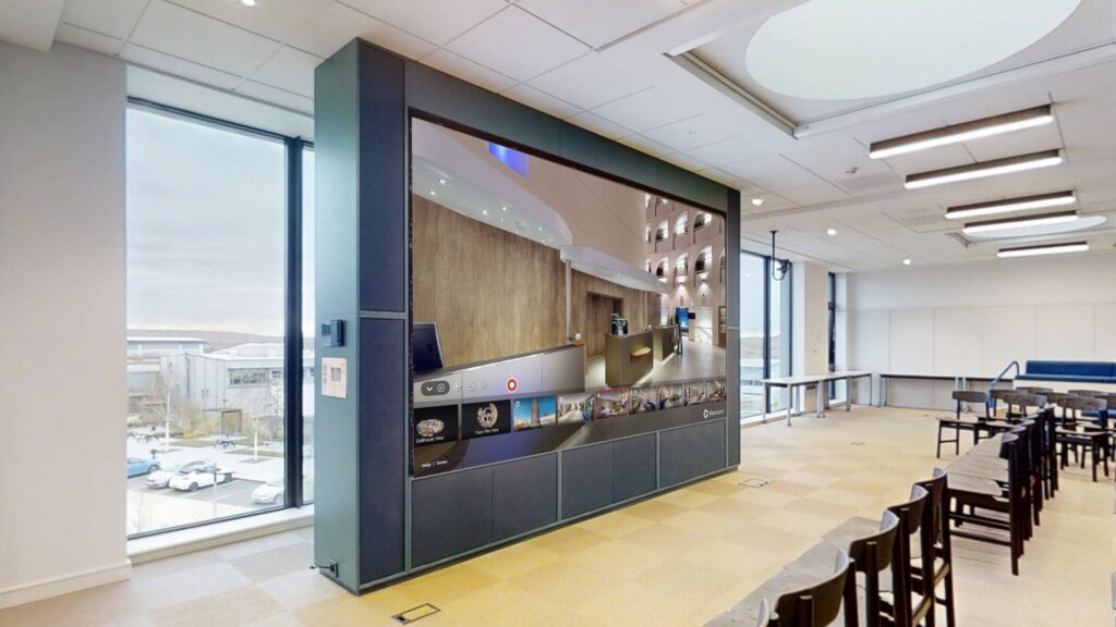 Will our Matterport virtual tour start automatically and play like a film, looping back to the start?